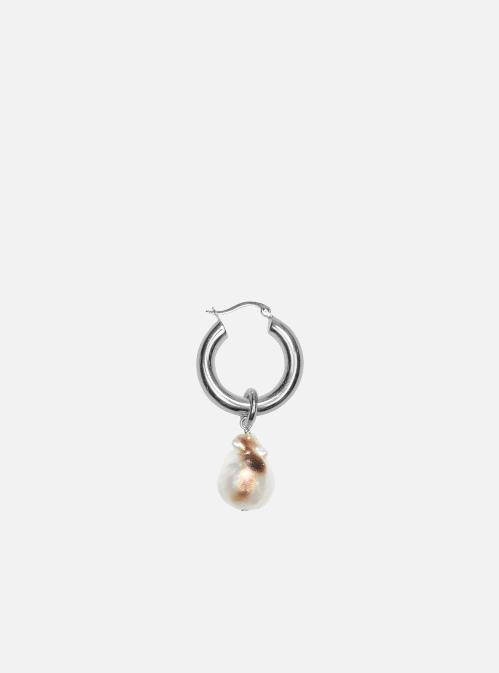 a MIDNIGHTFACTORY Burnt baroque pearl earring.