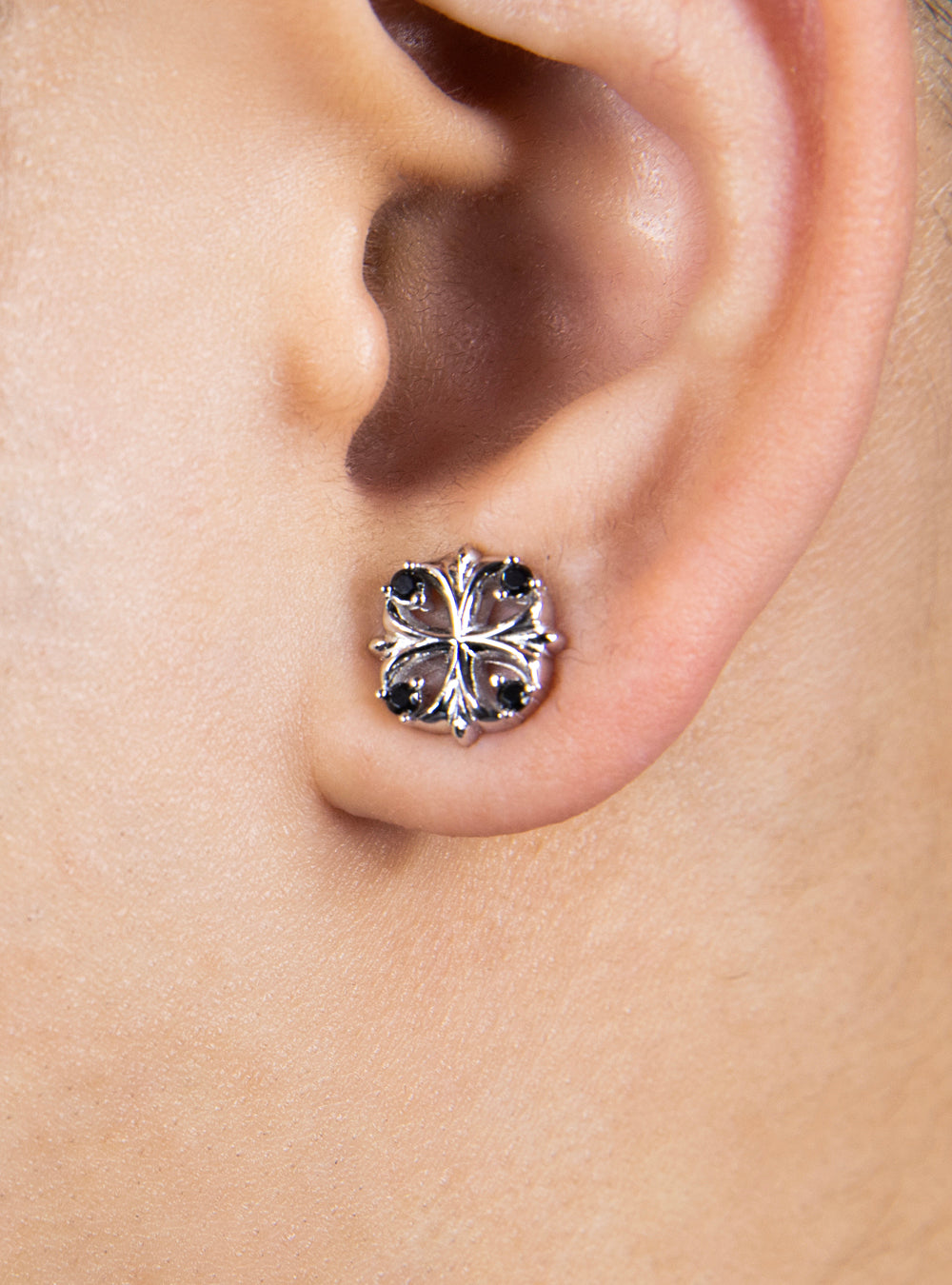 Maltese cross stud earrings (Black)