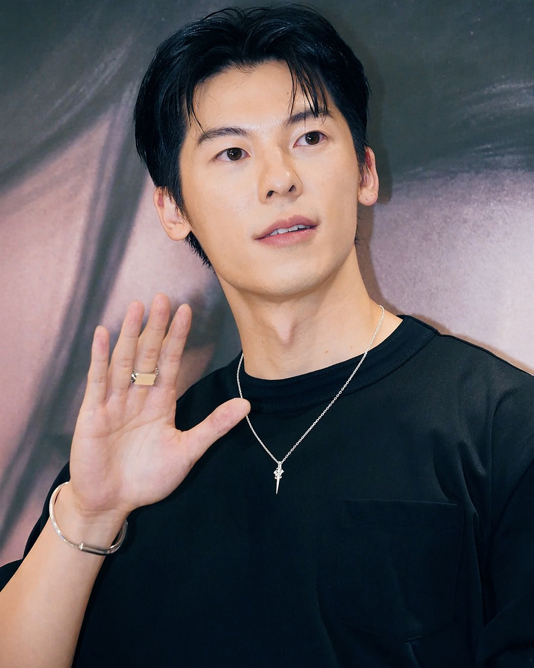 Hsu Kuang Han 許光漢 wearing MIDNIGHTFACTORY necklace and rings