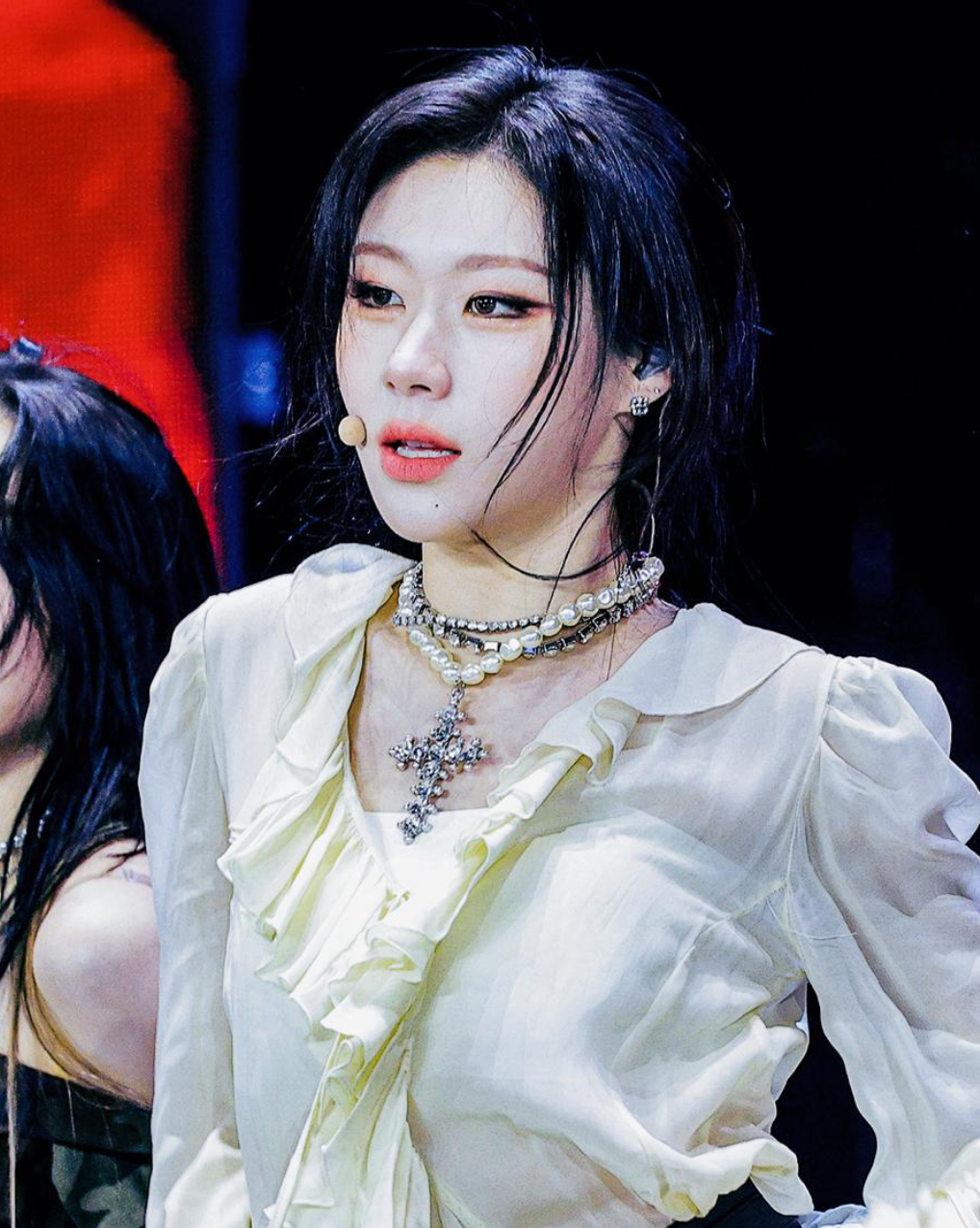 ITZY CHAERYEONG wearing MIDNIGHTFACTORY earrings