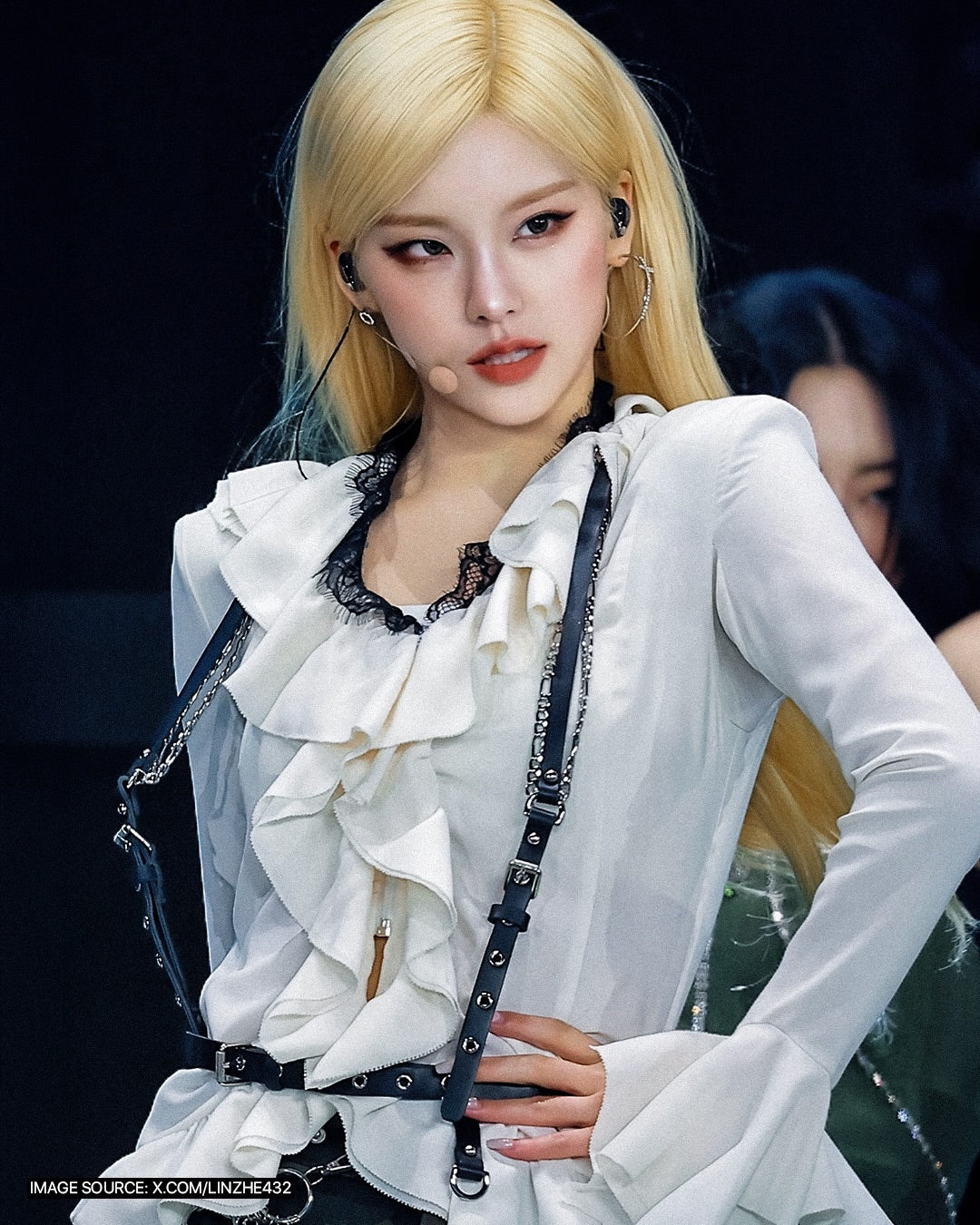 ITZY YEJI wearing MIDNIGHTFACTORY Hexnut earring