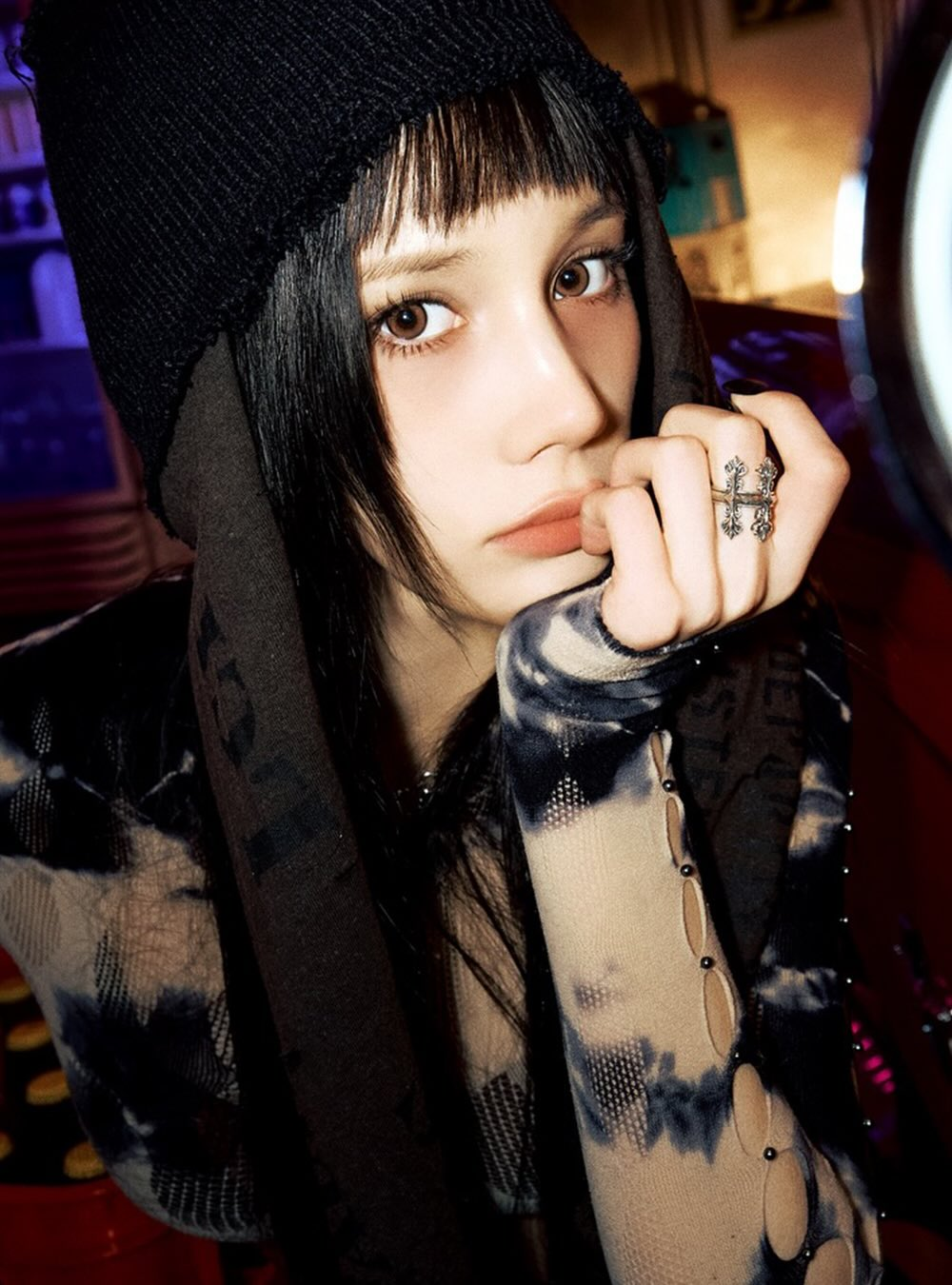 휴닝바히에 HUENING BAHIYYIH wearing MIDNIGHTFACTORY Quadro ring