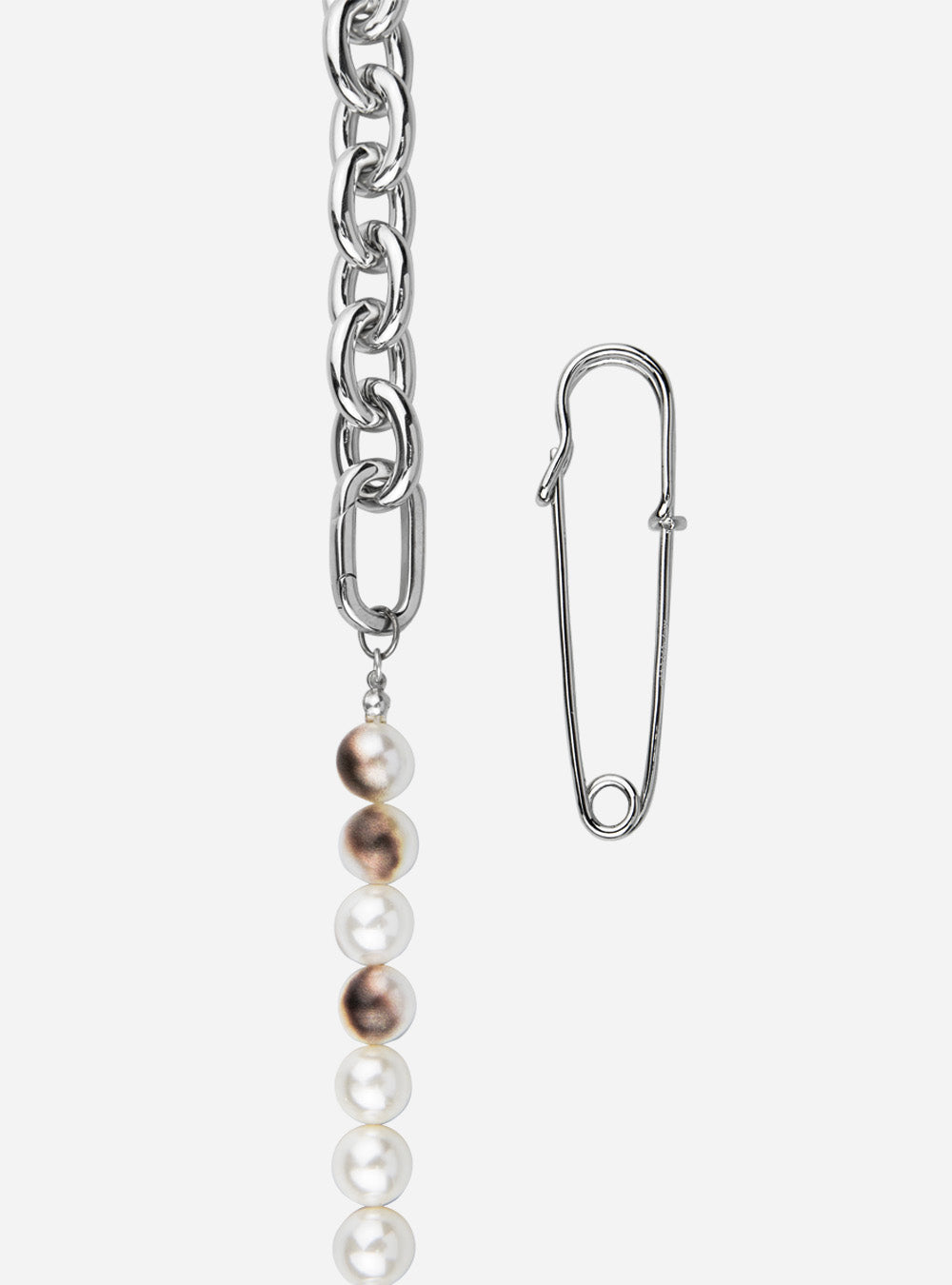 a MIDNIGHTFACTORY necklace with Burnt pearls and a safety-pin.