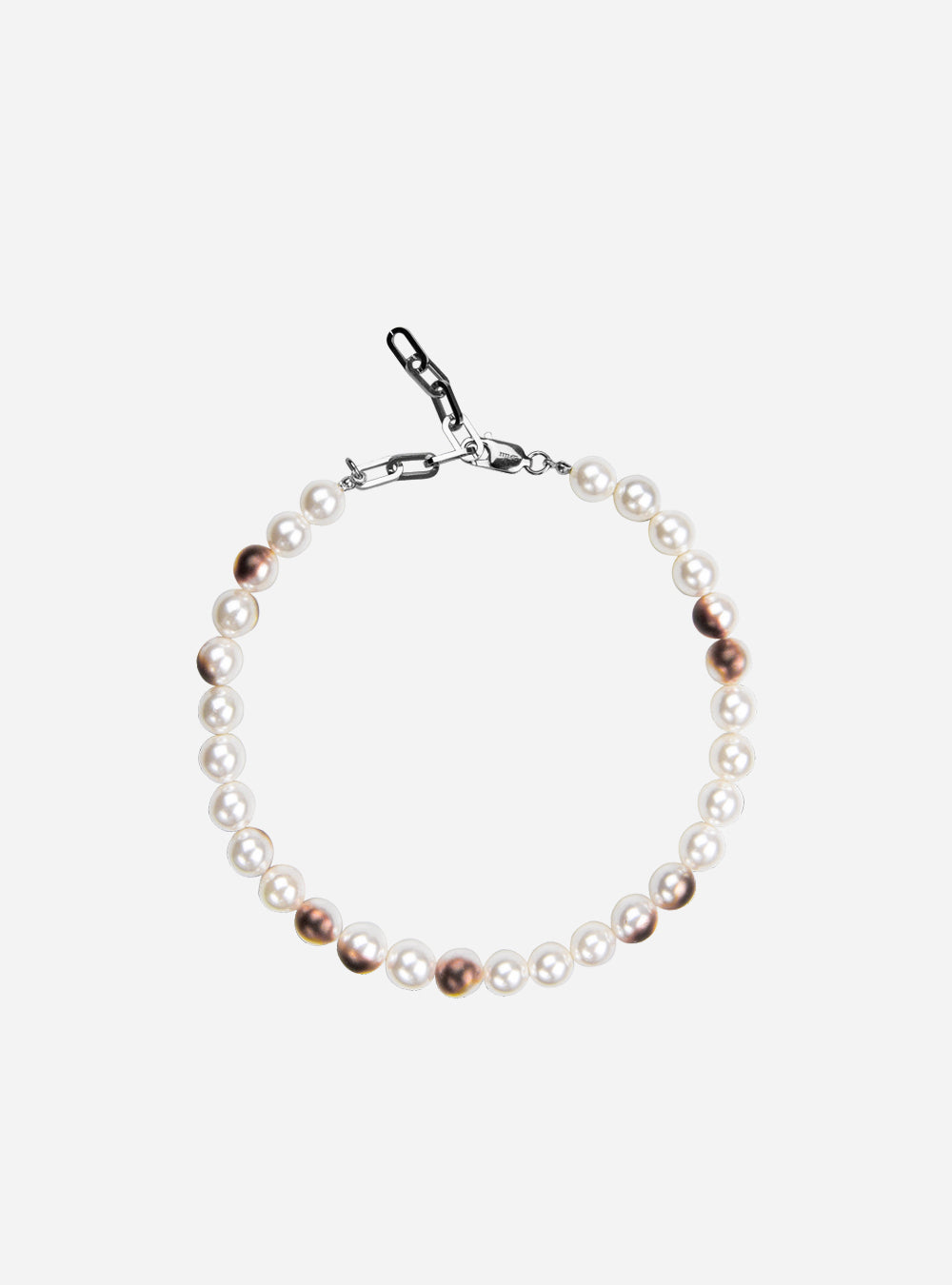 A Burnt pearls necklace from MIDNIGHTFACTORY with a silver clasp.